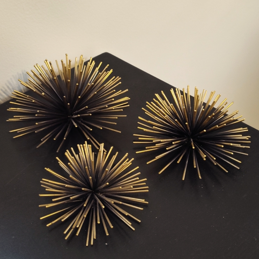 Spike pom pom - wall decor